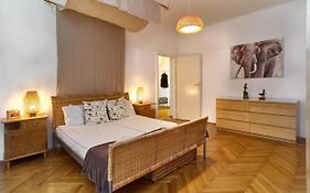 State Opera Alley Lodge